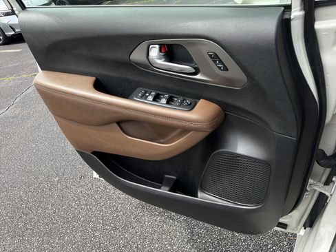 Used 2019 Chrysler Pacifica Limited FWD image 29