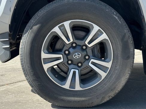 Used 2017 Toyota Tacoma TRD Sport AWD/4WD image 23