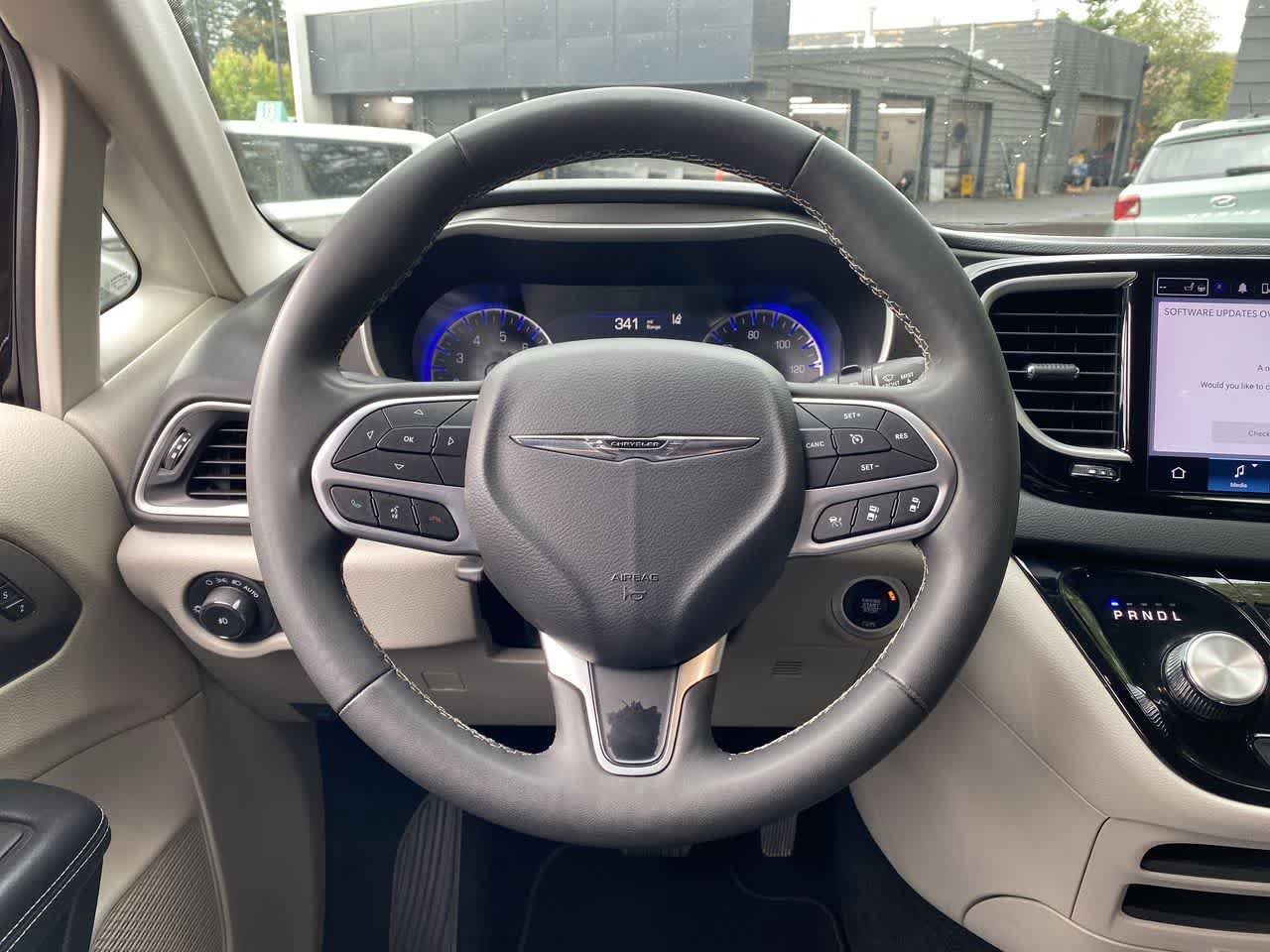 Used 2024 Chrysler Pacifica Touring-L FWD image 19