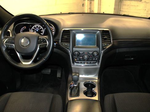 Used 2019 Jeep Grand Cherokee Laredo image 9