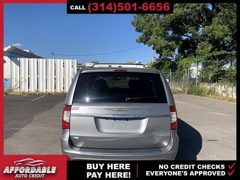 Used 2014 Chrysler Town & Country Touring image 4