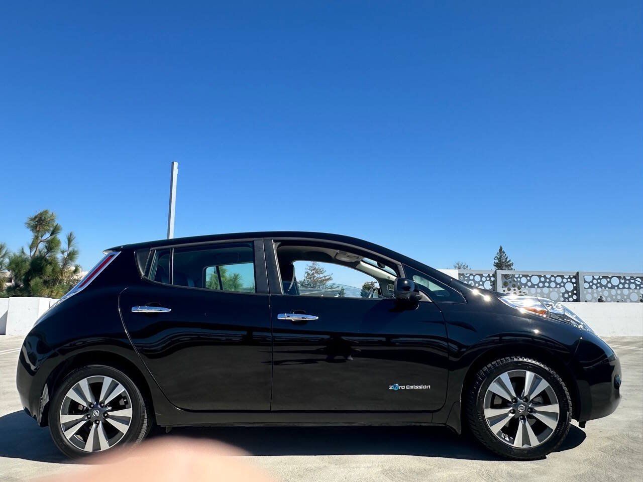 Used 2017 Nissan Leaf SL w/ Premium Package FWD image 9