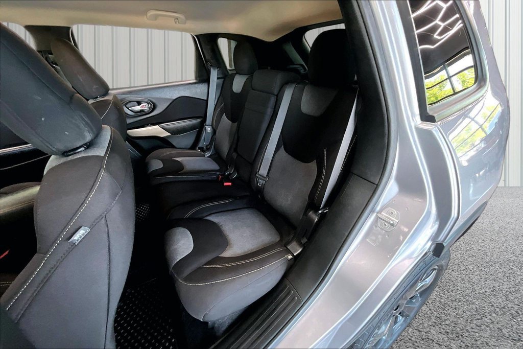 Used 2018 Jeep Cherokee Latitude w/ Altitude Package AWD/4WD image 21