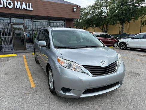 Used 2011 Toyota Sienna LE FWD image 3
