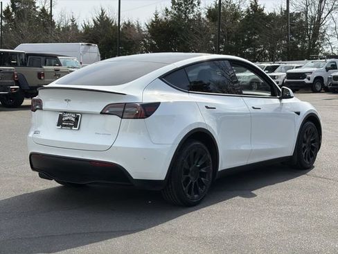 Used 2022 Tesla Model Y Long Range image 12