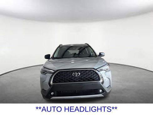 Used 2025 Toyota Corolla Cross XLE FWD image 8