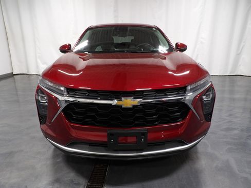 Used 2025 Chevrolet Trax LS w/ Driver Confidence Package FWD image 3
