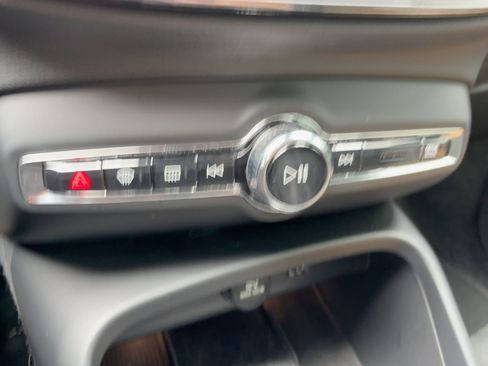 Used 2019 Volvo XC40 T5 R-Design image 18