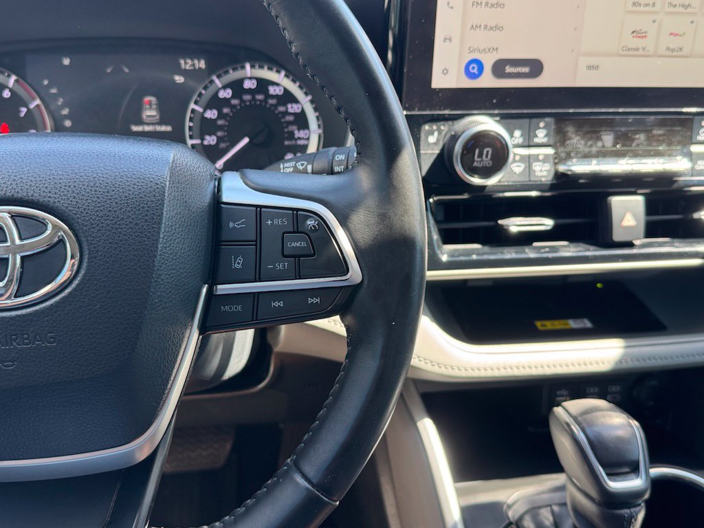 Used 2023 Toyota Highlander XLE FWD image 11