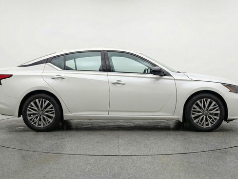 Used 2025 Nissan Altima 2.5 SV image 11