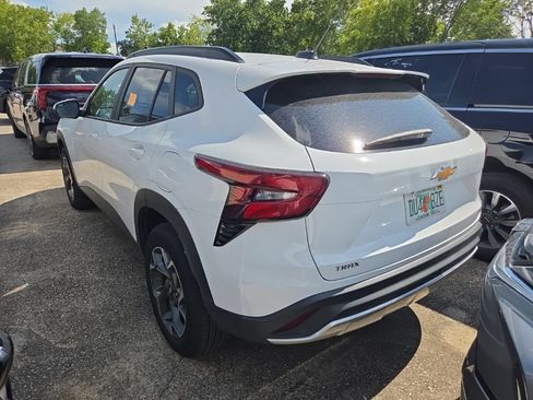 Used 2025 Chevrolet Trax LT w/ LT Convenience Package FWD image 8