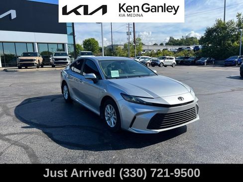 Used 2025 Toyota Camry LE AWD/4WD image 3