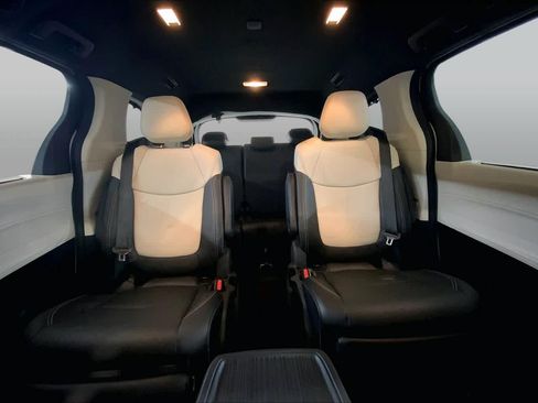 Used 2025 Toyota Sienna Platinum AWD/4WD image 19