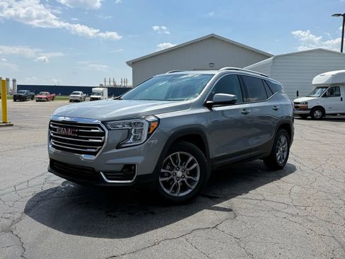 Used 2024 GMC Terrain SLT w/ Infotainment Package II image 4