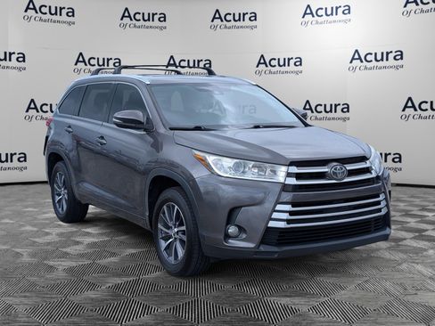 Used 2017 Toyota Highlander XLE FWD image 1