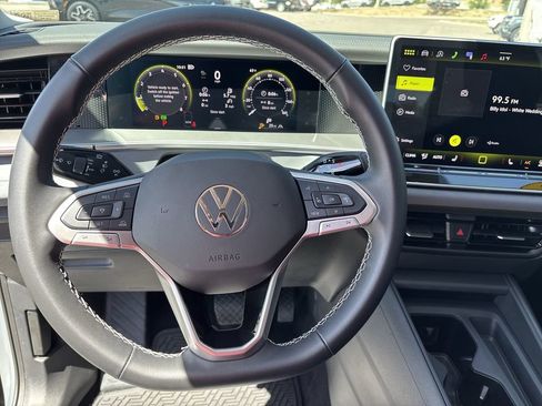Used 2025 Volkswagen Tiguan SE AWD/4WD image 15