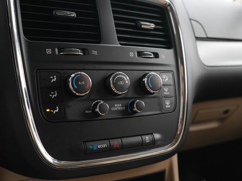 Used 2015 Dodge Grand Caravan SXT FWD image 25