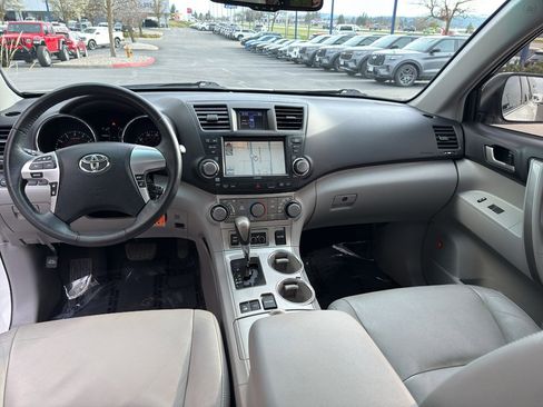Used 2012 Toyota Highlander SE w/ Tow Pkg image 23