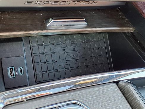 Used 2024 Ford Expedition Limited image 15