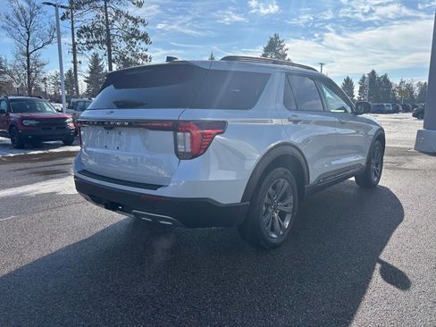 Used 2026 Ford Explorer Active w/ Active Comfort Package AWD/4WD image 3