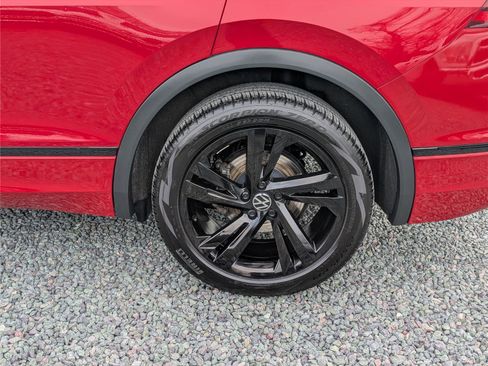 Used 2024 Volkswagen Tiguan SE R-Line image 10