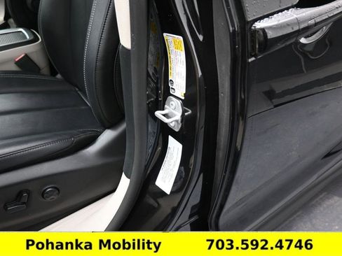 Used 2024 Chrysler Pacifica Touring-L image 9