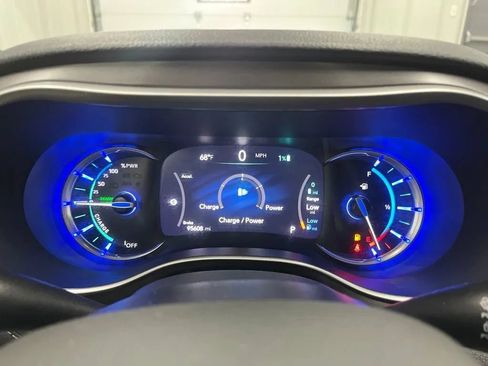 Used 2021 Chrysler Pacifica Touring-L FWD image 23