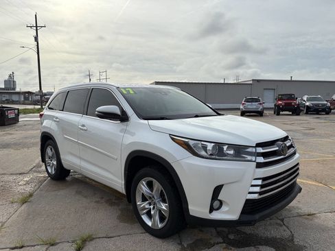 Used 2017 Toyota Highlander AWD V6 image 2