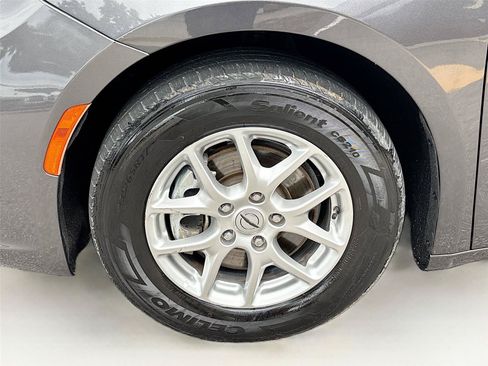 Used 2023 Chrysler Pacifica Touring-L FWD image 32
