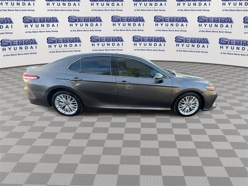 Used 2019 Toyota Camry XLE image 9