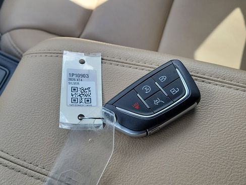 Used 2025 Cadillac XT4 Premium Luxury image 3