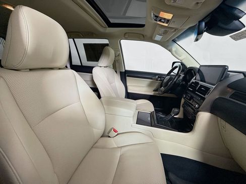 Used 2023 Lexus GX 460 Premium w/ Accessory Package AWD/4WD image 27
