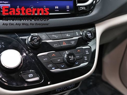 Used 2024 Chrysler Pacifica Touring-L FWD image 20