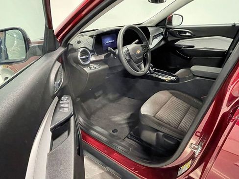 Used 2025 Chevrolet Trax LT image 18