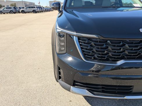 Certified 2025 Kia Sorento S image 12