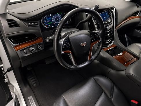 Used 2020 Cadillac Escalade ESV Luxury AWD/4WD image 11