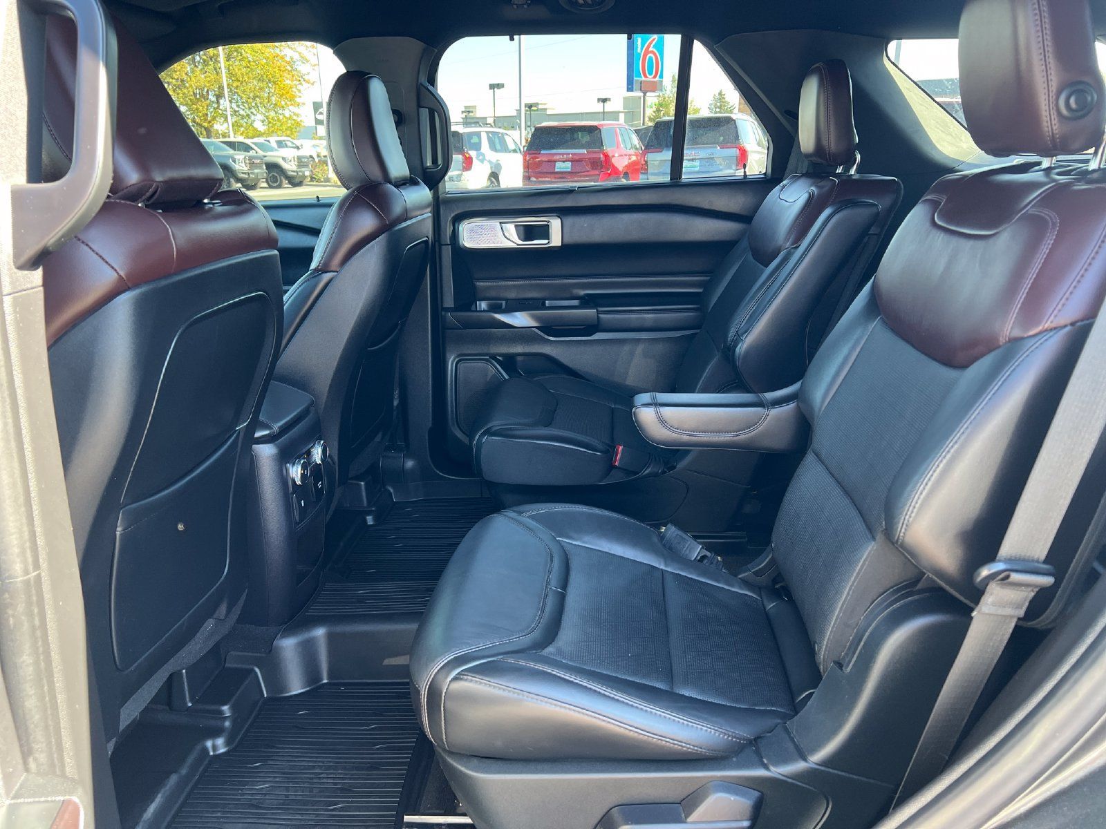 Used 2020 Ford Explorer Platinum w/ Premium Technology Package AWD/4WD image 28