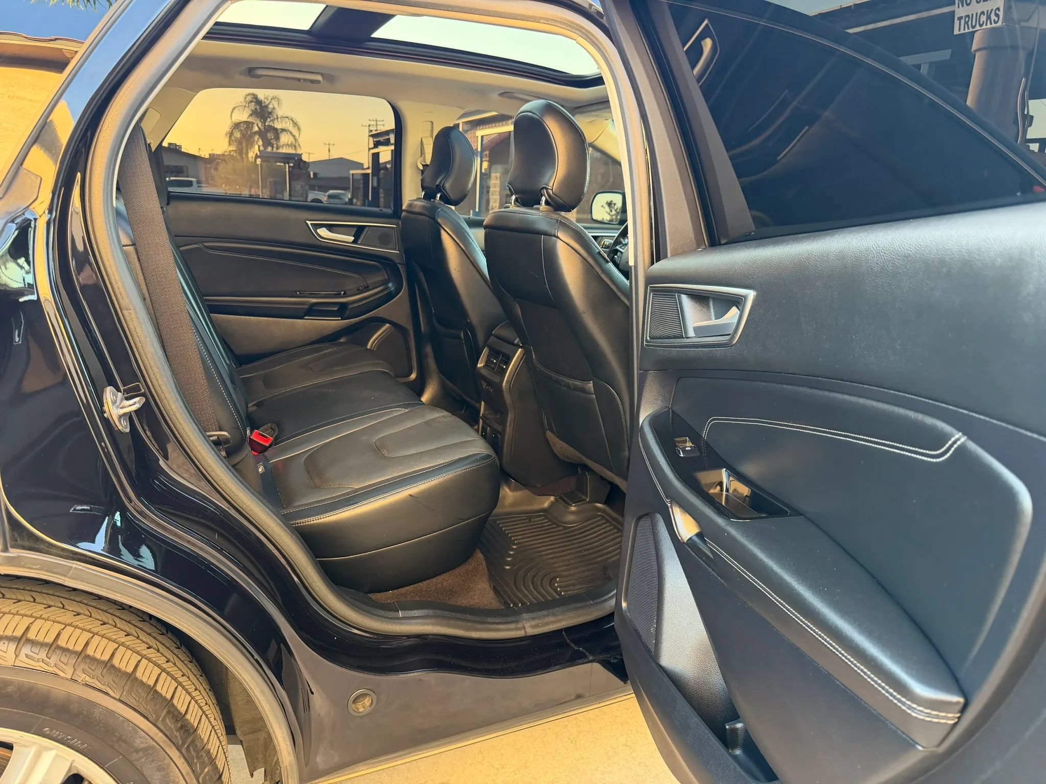 Used 2019 Ford Edge Titanium w/ Equipment Group 301A FWD image 5