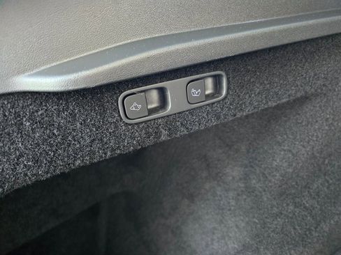 Used 2024 Tesla Model Y 2WD image 39