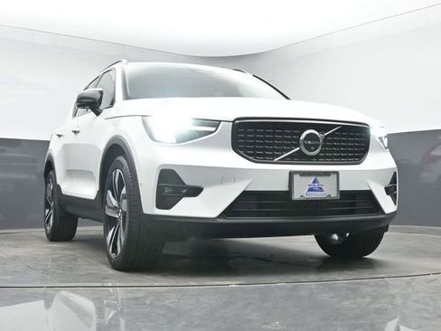 Used 2023 Volvo XC40 B5 Plus w/ Driver Assist Package AWD/4WD image 38
