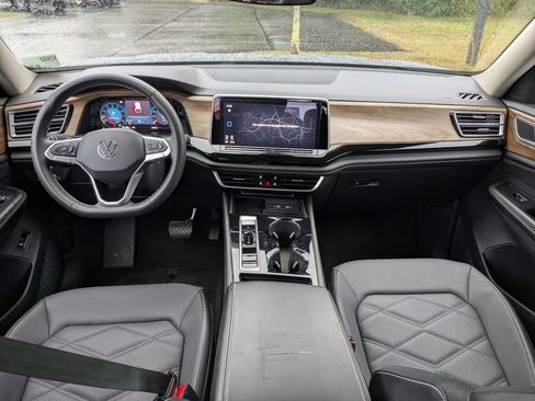 Used 2024 Volkswagen Atlas SE image 28