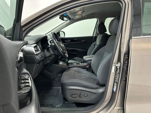 Used 2019 Kia Sorento AWD w/ LX Convenience Package image 4