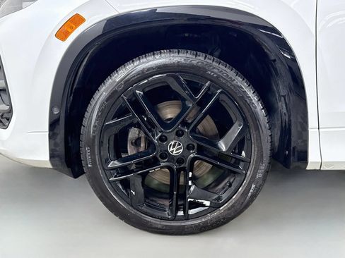 Certified 2025 Volkswagen Tiguan SE R-Line AWD/4WD image 27