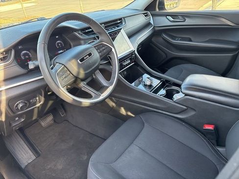 Used 2023 Jeep Grand Cherokee L Laredo image 16