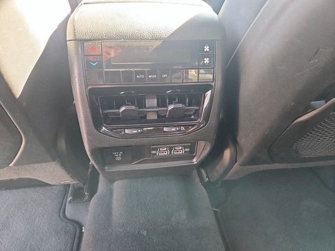 Used 2024 Jeep Grand Cherokee L Laredo image 31