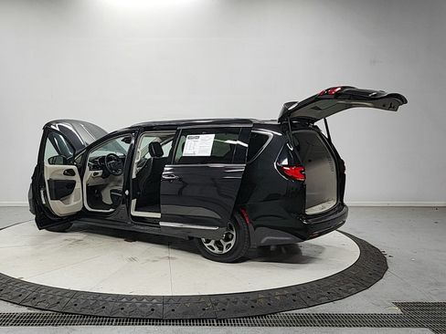 Used 2023 Chrysler Pacifica Limited FWD image 13