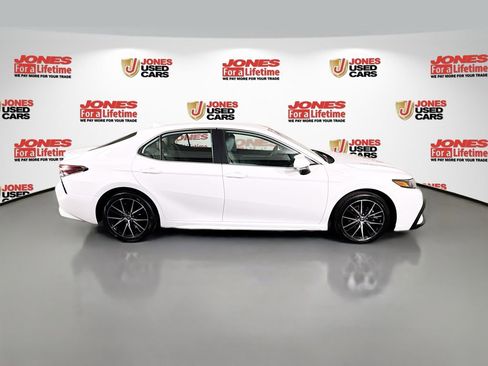 Certified 2022 Toyota Camry SE image 16