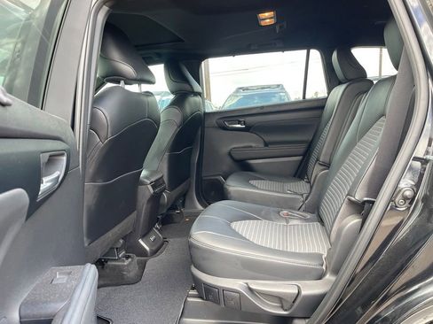 Used 2023 Toyota Highlander XSE FWD image 17