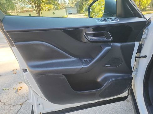 Used 2018 Jaguar F-PACE Premium image 16