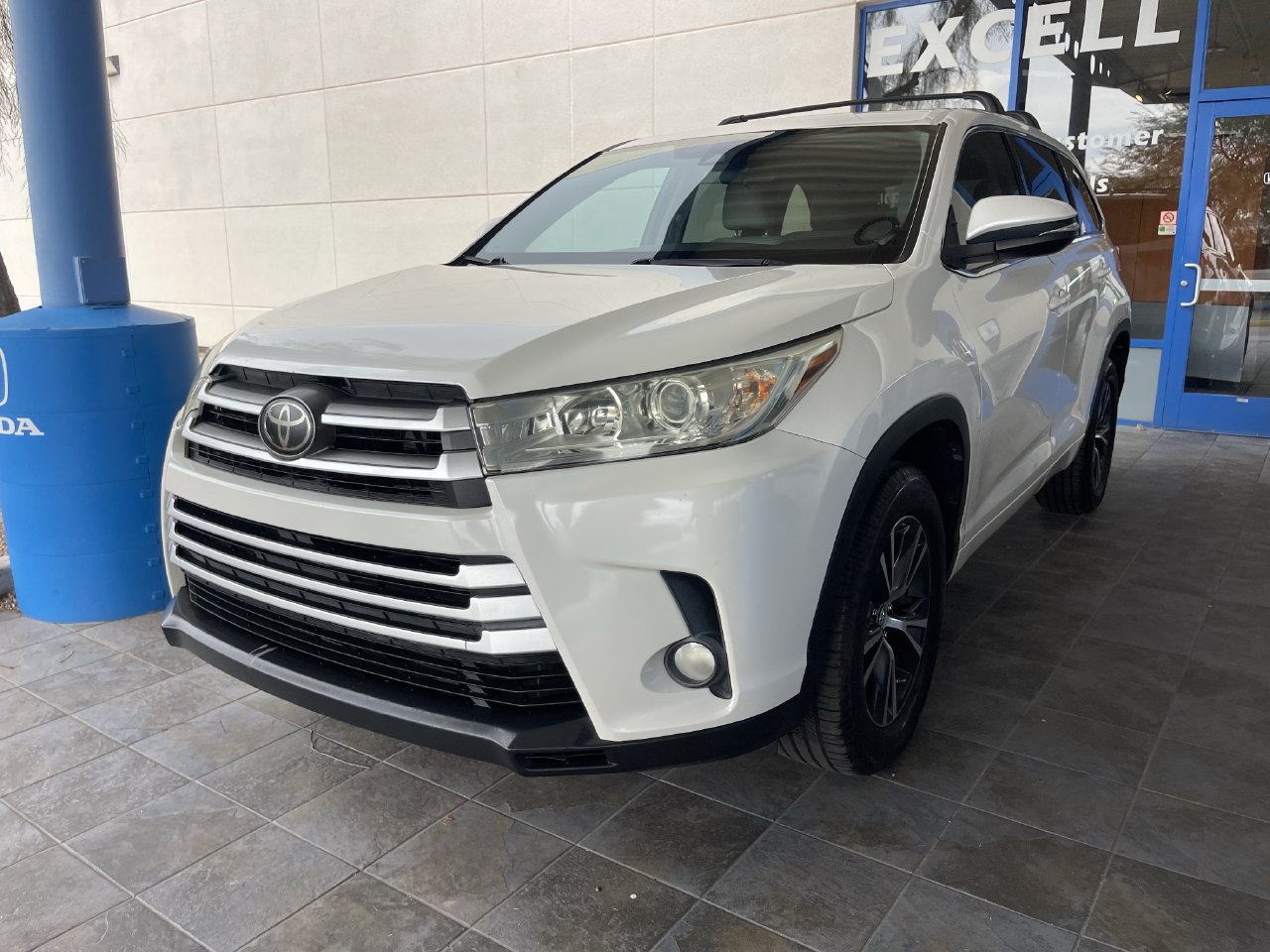 Used 2017 Toyota Highlander Plus w/ Carpet Mat Package FWD image 2